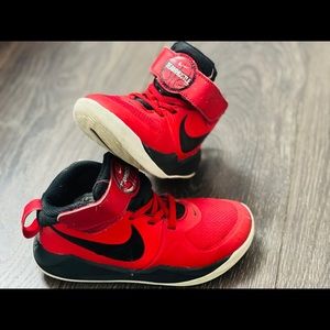 Boy Basketball Shoes. (GUC )